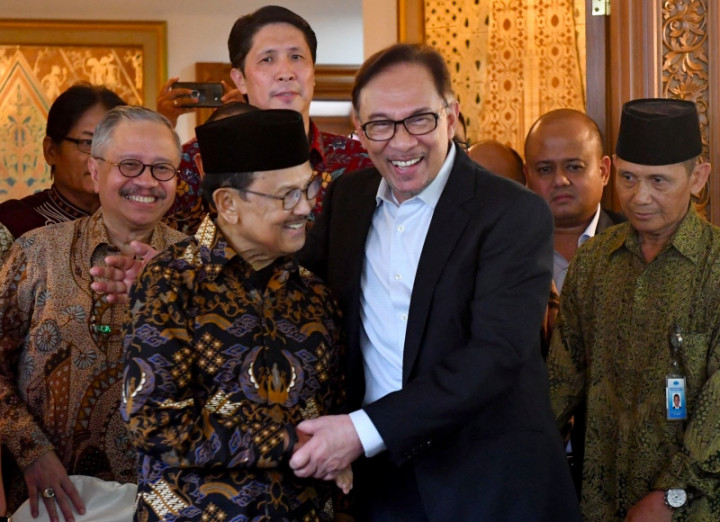 Anwar Ibrahim Kenang Habibie yang Selalu Menjaganya