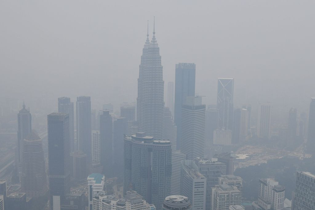 Menara Kembar Petronas tertutup kabut asap. (Foto: AFP)