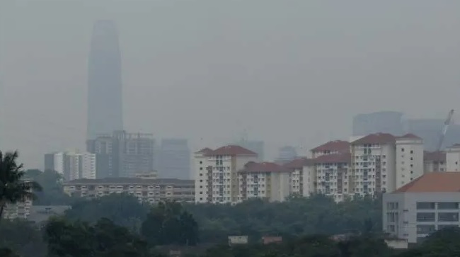 Kabut asap yang menyelimuti pusat kota Kuala Lumpur. (Foto: AFP)