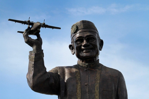 Mendaras Kembali Tiga Prestasi Habibie