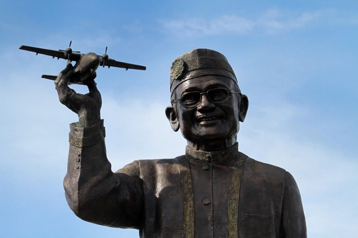 Mendaras Kembali Tiga Prestasi Habibie