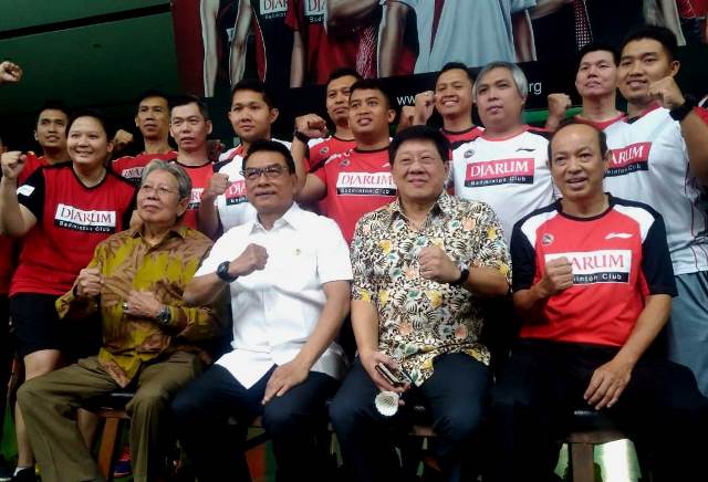 Kepala Staf Kepresidenan Moeldoko (kemeja putih) bersama pengurus PB Djarum dan atlet di GOR PB Djarum, Jati Kabupaten Kudus, Jawa Tengah, Kamis, 12 September 2019. Medcom.id/ Rhobi Shani