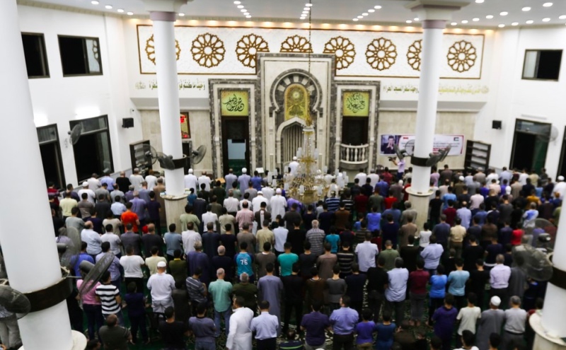 Warga Palestina di Gaza yang melakukan Salat Gaib untuk BJ Habibie. Foto: Abdillah Onim.