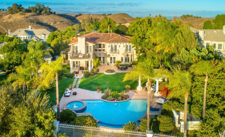 John Travolta Pindah ke Rumah Baru Bergaya Mediterania nan Mewah