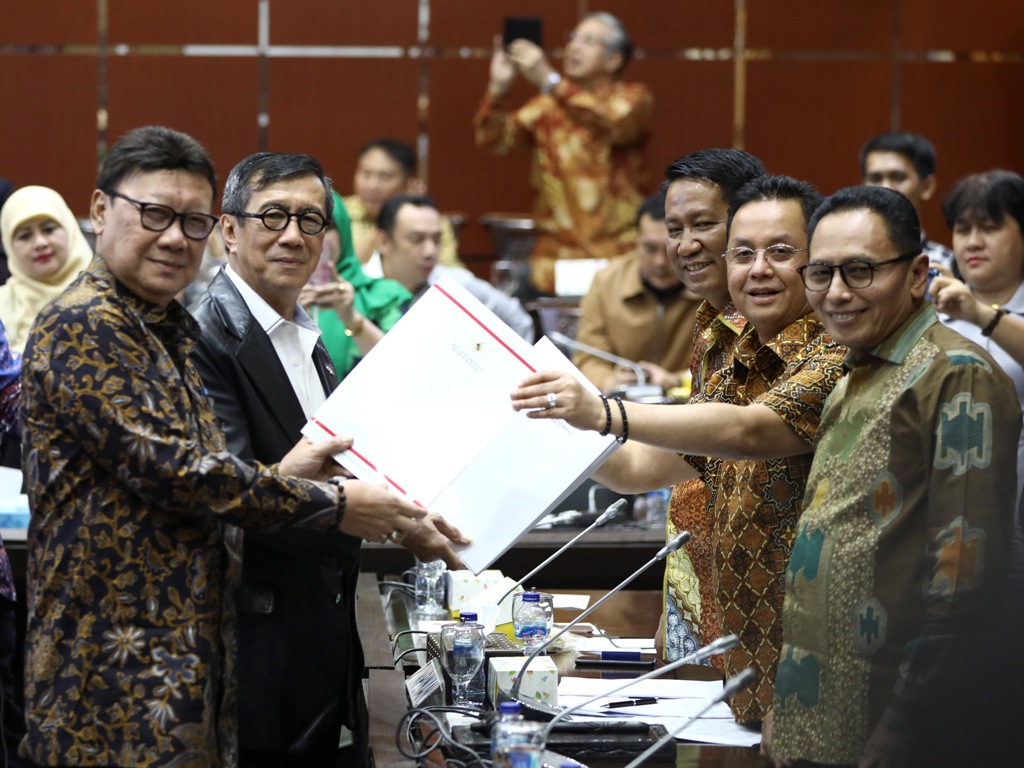 Mendagri Tjahjo Kumolo (kiri) bersama Menkumham Yasonna Laoly (kanan) menyerahkan DIM saat rapat kerja bersama Baleg. Antara/Tyaga Anandra.