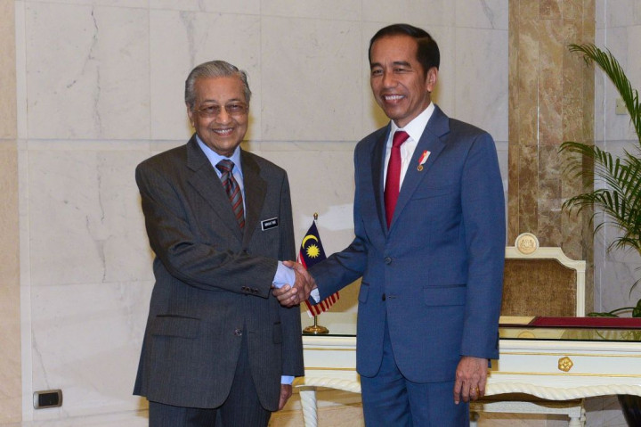 Mahathir Akan Surati Jokowi Terkait Karhutla