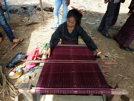 Menilik Proses Tenun Tradisional Flores Timur