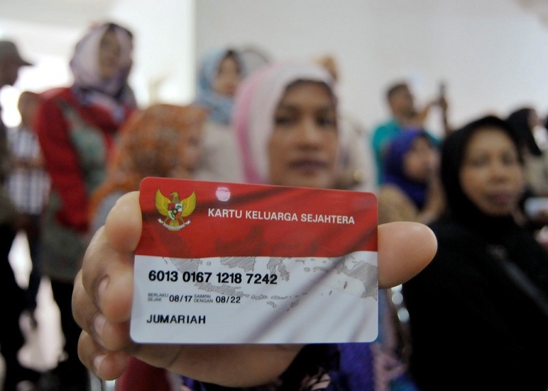 Warga menunjukkan Kartu Keluarga Sejahtera (KKS). (ANT/Ardiansyah) 