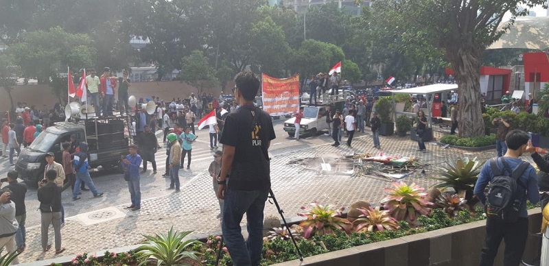 Demonstran di depan Gedung Merah Putih KPK ricuh, Jumat, 13 September 2019. Medcom.id/Juven Martua.