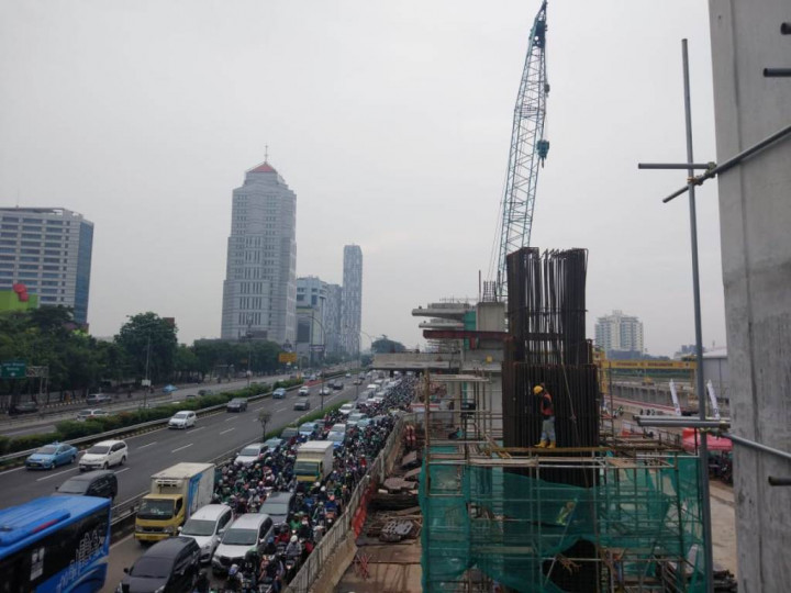 Tambah Rute, Operasi Komersial LRT Mundur