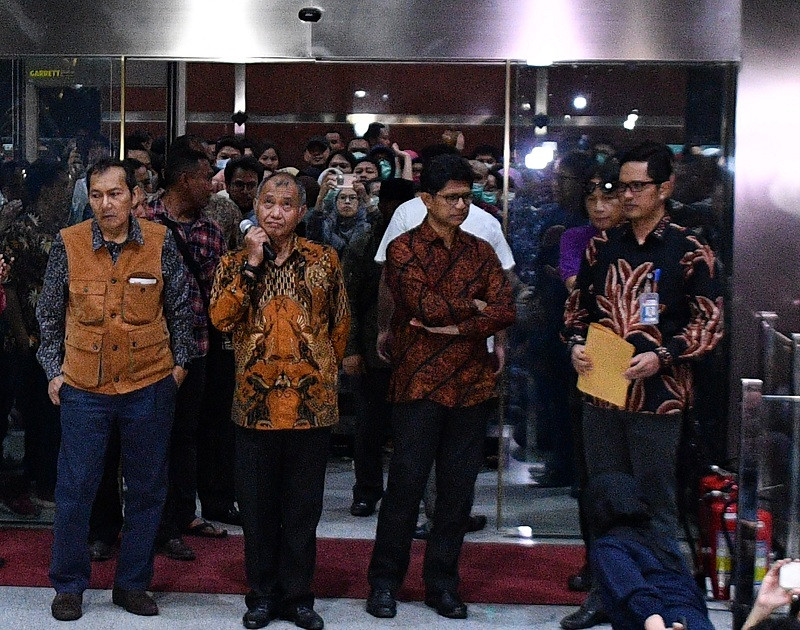 Ketua KPK Agus Rahardjo (kedua kiri) didampingi para Wakil Ketua KPK Saut Situmorang (kiri) dan Laode M Syarif (kedua kanan) serta Juru Bicara KPK Febri Diansyah. Foto: ANT/Sigid Kurniawan