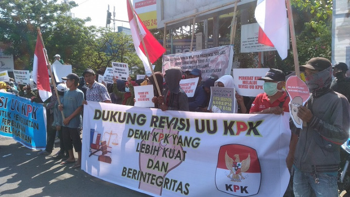 Massa di Makassar Gelar Aksi Dukung Revisi UU