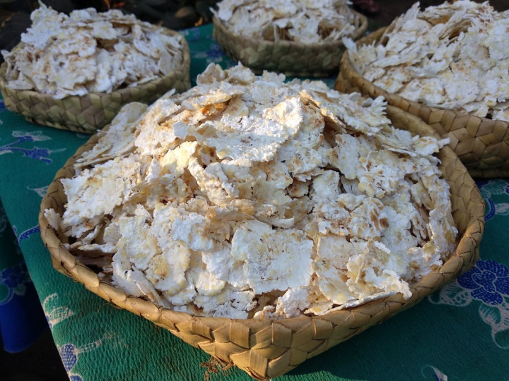 Mencicipi Jagung Titi, Cemilan Khas Adonara