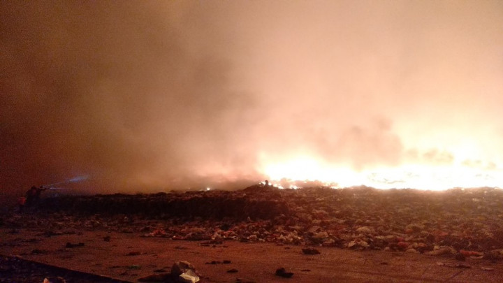 Terbakar, TPA Antang Makassar Tetap Tampung Sampah