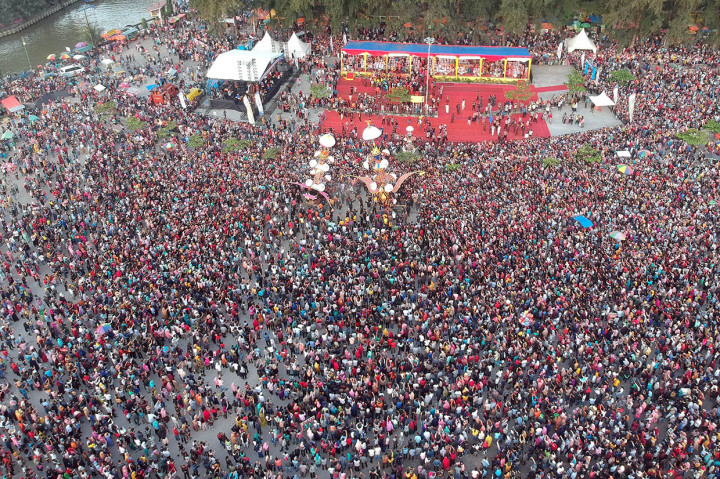 Kemeriahan Puncak Pesona Hoyak Tabuik