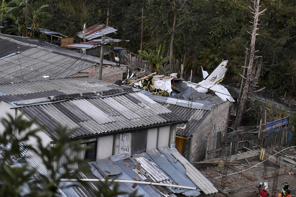 Pesawat Jatuh Timpa Rumah Penduduk di Kolombia, 7 Tewas