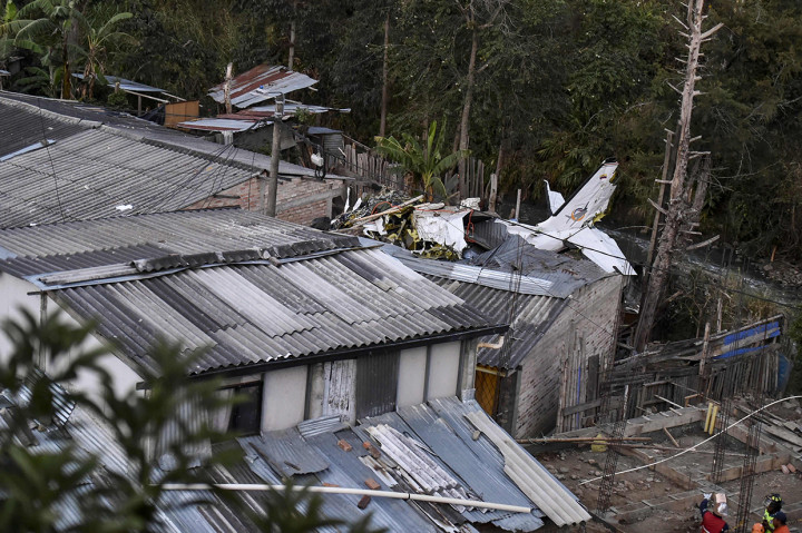 Pesawat Jatuh Timpa Rumah Penduduk di Kolombia, 7 Tewas
