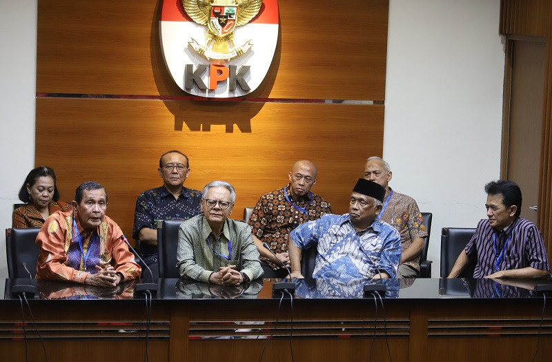 Mantan pimpinan KPK, Tumpak Hatorangan Panggabean (kiri), Erry Riyana Hardjapamekas (kedua kiri), Taufiqurrahman Ruki (kedua kanan) dan Chandra Muhammad Hamzah (kanan). ANT/Reno Esnir.