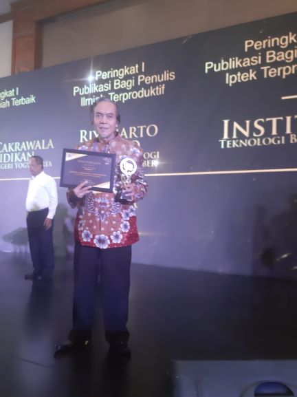 Ketua Redaktur Jurnal Cakrawala Pendidikan, Burhan Nurgiyantoro saat menerima penghargaan Sinta award 2019. Foto: UNY/Dok. Humas