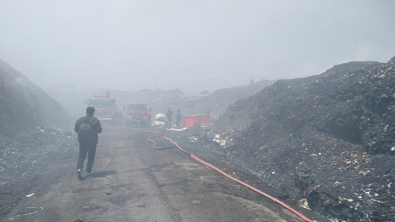 Suasana pemadaman api di TPA Antang, Makassar, Sulawesi Selatan, Selasa, 17 September 2019. Medcom.id/Muhammad Syawaluddin
