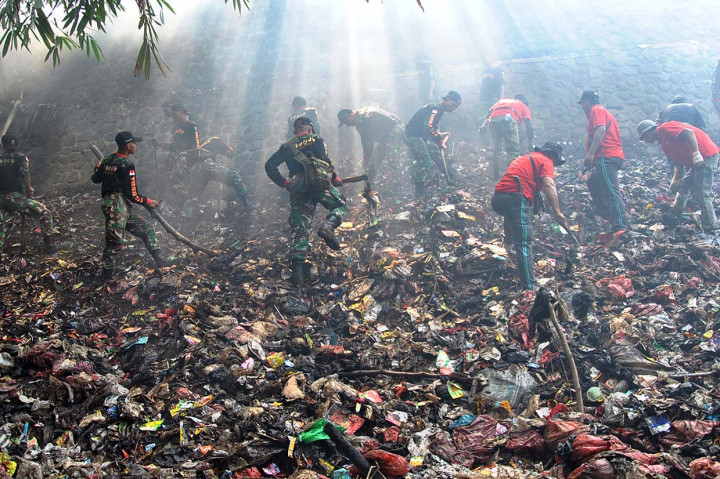 Berjibaku Bersihkan Gunungan Sampah di Sungai Kalibaru Bogor