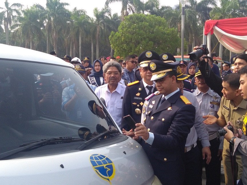 Gubernur DKI Jakarta Anies Baswedan mencoba kartu uji KIR. Foto: Medcom.id/Kautsar Widya Prabowo 