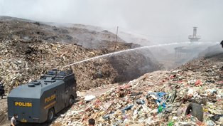 <i>Water Cannon</i> Bantu Padamkan Api di TPA Antang