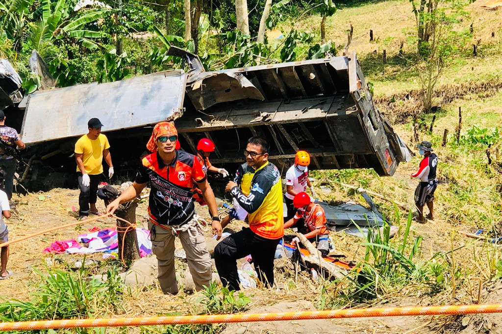 Truk Masuk Jurang di Filipina, 15 Tewas