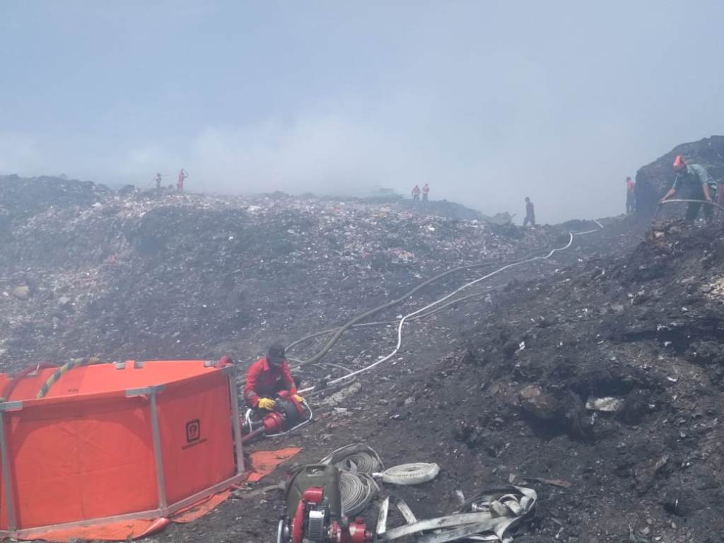 Proses Pemadaman api di TPA Antang, Makassar, Sulawesi Selatan, menggunakan cairan flame freeze dan metode suntik tanam atau suntik gambut. (Foto: Medcom.id/Muhammad Syawaluddin)