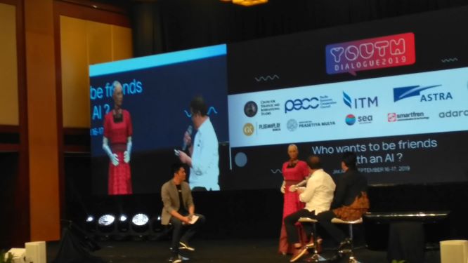 Rudiantara Ajak Ngobrol Robot 'Sophia'