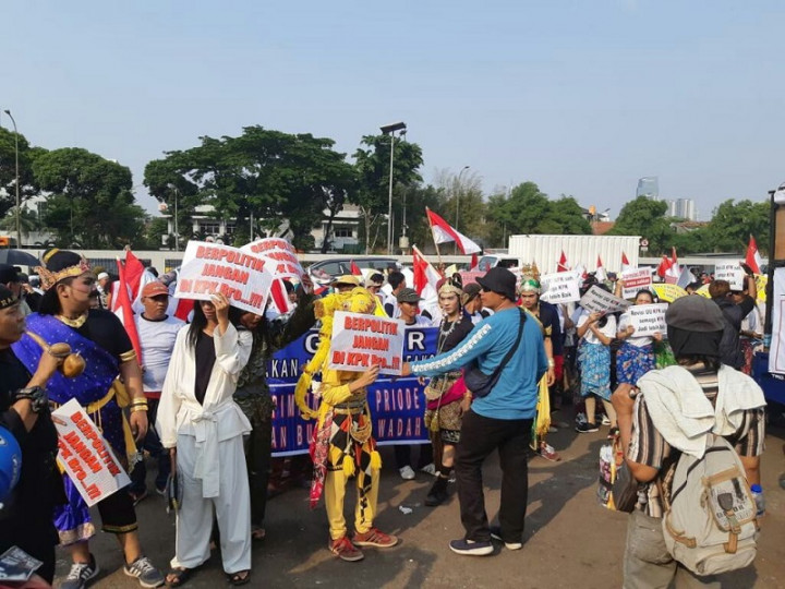 Sekelompok Massa Apresiasi Pengesahan Revisi UU KPK