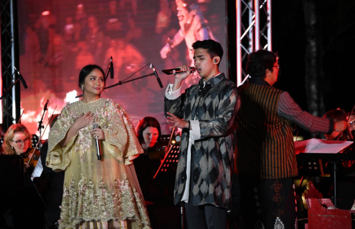 Penampilan Gita Gutawa dan Vadi Akbar Membuka Kastil di Jerman