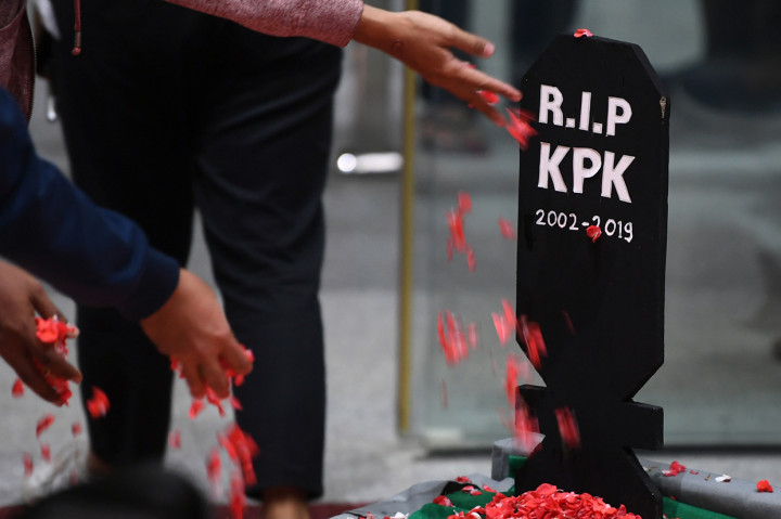 Pegawai dan Aktivis Antikorupsi Gelar 'Pemakaman KPK'