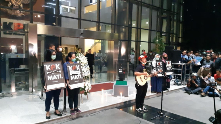Pegawai Gelar Aksi Duka Revisi UU KPK