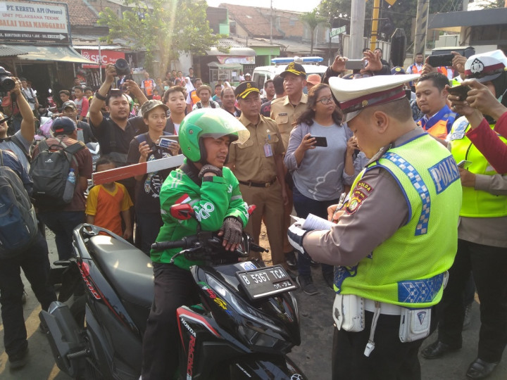 Polres Jaksel Siagakan Petugas di Perlintasan Sebidang Manggarai