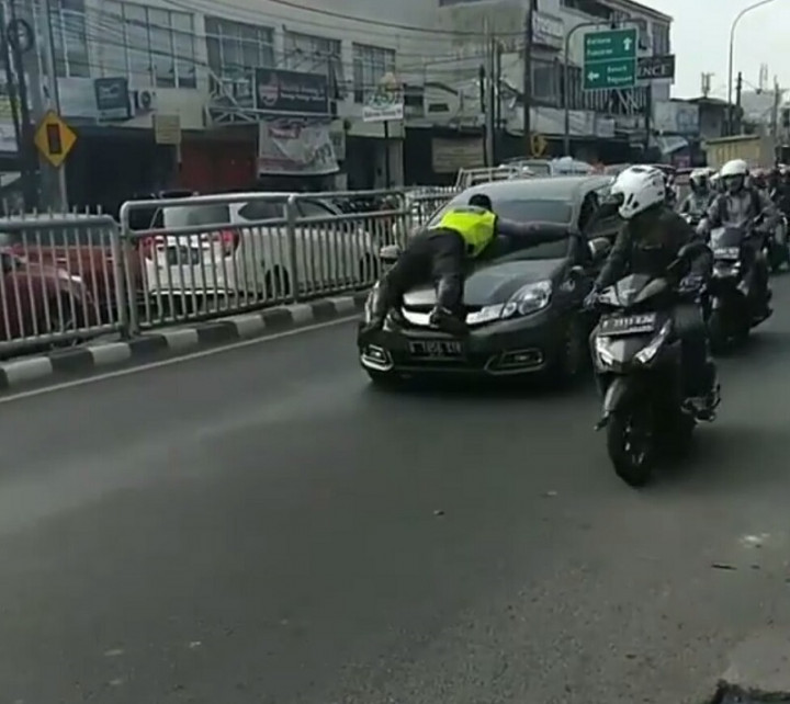 Polisi 'Nempel' di Kap Mobil Dapat Penghargaan