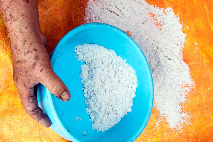 Mengolah Kristal Putih di Perbatasan