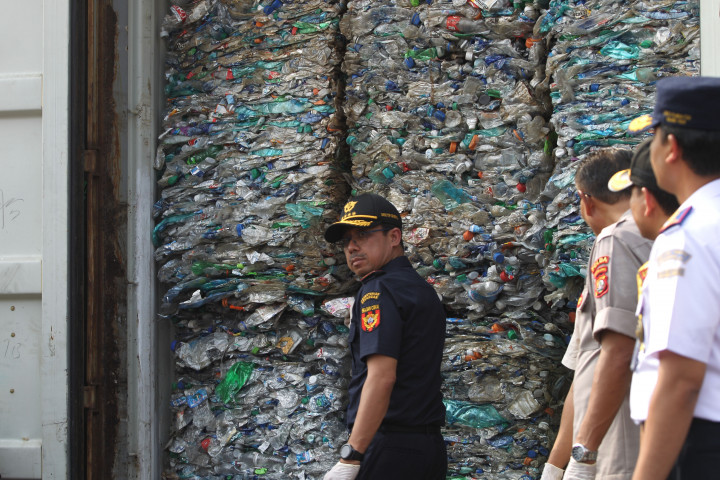 Bea Cukai Pulangkan 9 Kontainer Sampah Plastik ke Australia