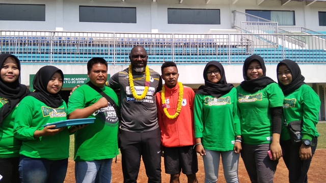 Slemania usai pengalungan bunga kepada pelatih Persipura Jacksen F. Tiago serta seorang pemain Rivaldo Tod Ferre di sesi official training-Medcom.id/Ahmad Mustaqim