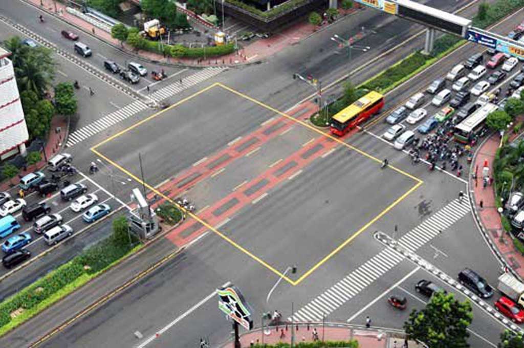 Operasionalisasi Yellow Box Juction dimaksudkan agar persimpangan jalan tidak terkunci pada waktu puncak kepadatan lalu lintas. TMC PMJ