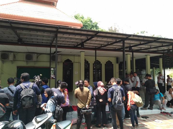 Tiba di Kemenpora, Imam Nahrawi Langsung Salat