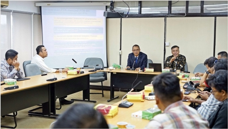 Rektor Universitas Andalas, Tafdil Husni saat temu ramah bersama media. Foto: Unand/Dok.Humas