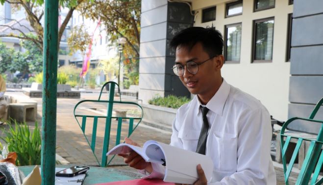 Ditolak Sekolah Negeri Karena Tunarungu, Kini Jadi Lulusan UGM