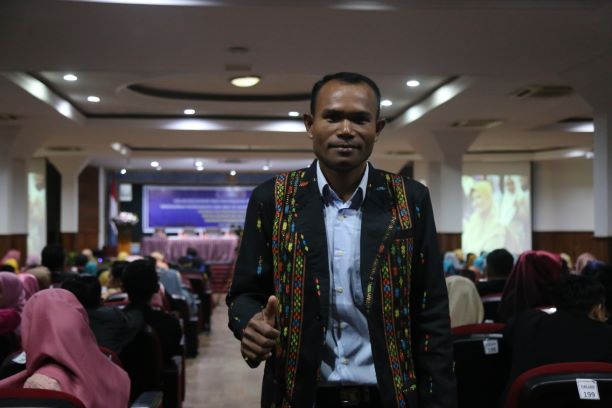 Kisah Guru Honorer, Menempuh Jalan Berlumpur Menuju Sekolah