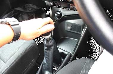 Cek berkala oli transmisi biar lebih halus dan awet. Carlist