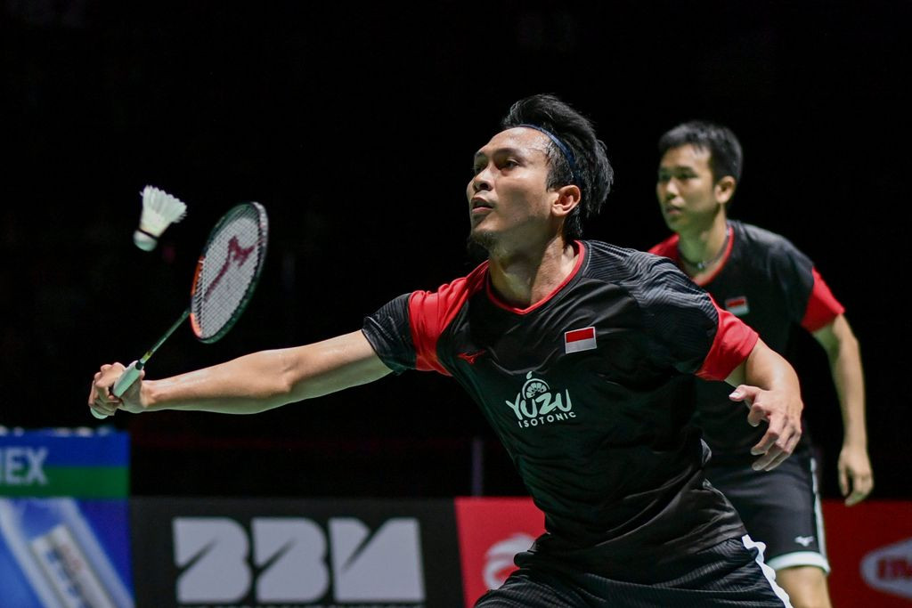 Pebulu tangkis ganda putra Indonesia, Mohammad Ahsan (kiri) dan Hendra Setiawan (AFP/Fabrice Coffrini)