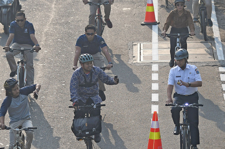 Anies Uji Coba Jalur Sepeda dari Velodrome ke Balai Kota