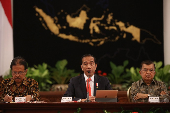 Presiden Joko Widodo (tengah) memberikan keterangan pers terkait rencana pemindahan Ibu Kota Negara di Istana Negara, Jakarta, Senin (26/8/2019)/MI/RAMDANI