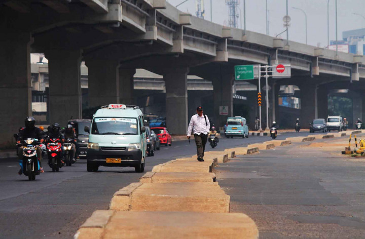 Trotoar di Tengah Jalan Kalimalang Segera Dibongkar