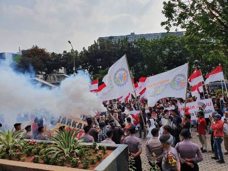 Massa Desak Agus Rahardjo Cs Tinggalkan KPK